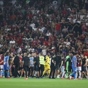 «Ницца» — «Марсель»: скандал на матче Лиги 1, драка фанатов с футболистами на поле, 22 августа 2021 года