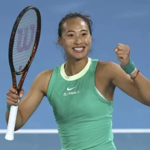 Китаянка Чжэн Цинвэнь достигает исторической полуфинальной стадии Гранд-слэма на Australian Open.