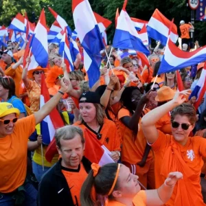 Фанаты из Нидерландов и Швеции зажигают на женском Евро-2022 в Англии. Видео