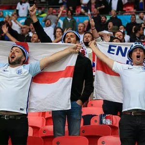 Британские фанаты собрали более 40 тысяч евро для девочки, которая плакала из-за поражения Германии на «Уэмбли»