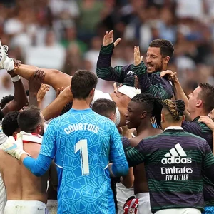 Игроки «Реала» качали Азара, Бензема, Асенсио и Мариано на руках после матча с «Атлетиком». Они покидают клуб