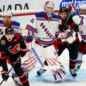 Хоккеист НХЛ Баркли Гудро потерял зуб после попадания шайбы в лицо: "Было больно смотреть"