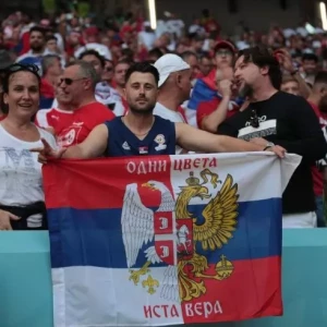 Болельщики вывесили объединенный флаг России и Сербии на матче ЧМ-2022 с Камеруном