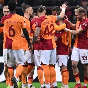 "Галатасарай" сумел вырвать победу у "Спарты" в первом матче 1/16 финала Лиги Европы в дополнительное время.