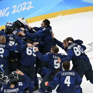 Сборная Финляндии бурно отмечает историческую победу на Олимпиаде