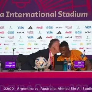 Главный тренер Нидерландов Ван Гал поцеловал защитника своей команды Думфриса на пресс-конференции