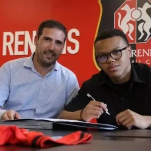 Футбольный клуб "Ренн" заключил контракт с 16-летним Стивеном Джерардом.