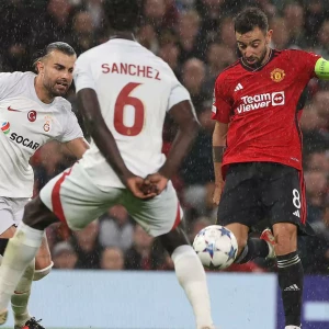 «Галатасарай» одолел «Манчестер Юнайтед» на его поле в матче Лиги чемпионов, несмотря на преимущество в численности игроков.