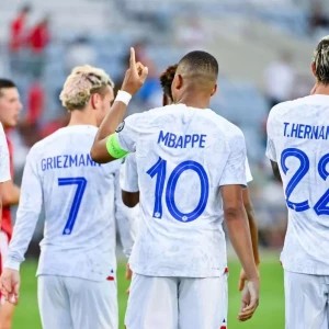 Греция испортила безупречную отборочную кампанию Франции, удержав ничью 2-2