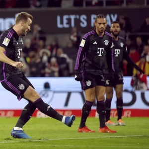 Кейн снова забивает, и Бавария снова возглавляет Бундеслигу после победы 1-0 над Кёльном.