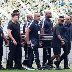 Бразильские футболисты подверглись критике за пропуск похорон Пеле. Среди них Неймар, Роналдо и Роналдиньо