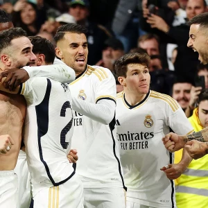 Реал Мадрид получает 3 выгодных решения VAR, чтобы спасти победу 3-2 над последней командой Альмерией в испанской лиге