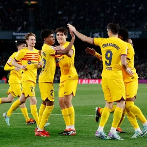 "Барселона" одолела "Бетис" в захватывающем поединке с хет-триком Торреса и двумя голами Иско.