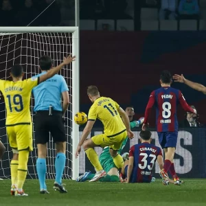"Вильярреал" разгромил "Барселону" на её поле, забив пять голов.