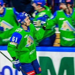 "Лада" потерпела разгром от "Салавата Юлаева" в КХЛ.
