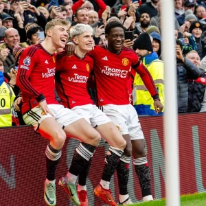 Манчестер Юнайтед разгромил Вест Хэм со счетом 3:0 благодаря голу Расмуса Хойлунда и двум голам Алехандро Гарначо, поднявшись на шестое место в команде Эрика Тен Хага