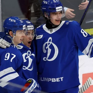 "Динамо" одерживает победу над "Автомобилистом" в овертайме в матче КХЛ.