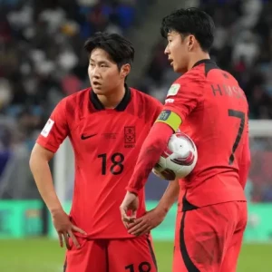 Капитан сборной Южной Кореи Сон Хын Мин просит болельщиков простить Ли Кан Ин после драки на Азиатском кубке.