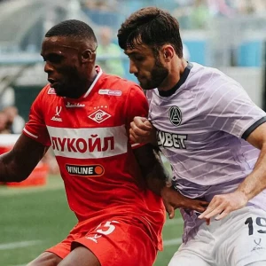 "Спартак" сыграл вничью с "Акроном" в матче чемпионата России по футболу, несмотря на игру вдесятером.
