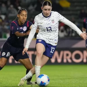 Подростковый феномен Оливия Моултри забивает два гола за женскую сборную США в матче с Доминиканской Республикой со счетом 5:0.