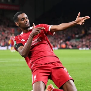 Исак забил первый гол, принеся "Ливерпулю" победу над "Саутгемптоном" в матче Кубка английской лиги