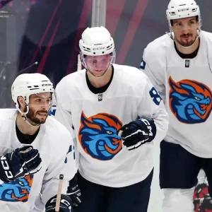 «Шанхайские драконы» одержали волевую победу над «Локомотивом» в КХЛ, отыгравшись с 1:3 за пять минут до финальной сирены