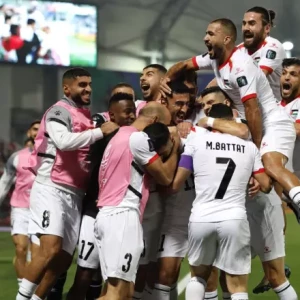 Сборная Палестины в футболе отмечает эмоциональную первую победу на Азиатском Кубке, достигая стадии плей-офф, в то время как в Газе продолжается война.