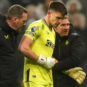 Травма плеча: вратарь "Ньюкасла" пропустит большую часть сезона после вывиха плеча в матче против "Манчестер Юнайтед"