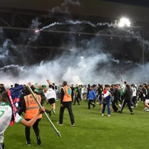 Фанаты «Сент-Этьена» забросали игроков команды фейерверками после вылета из Лиги 1(ВИДЕО)