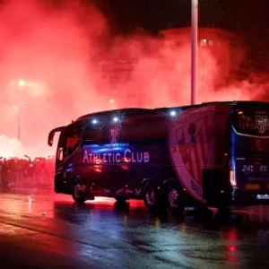 Победа Атлетико Бильбао в полуфинале Кубка Испании над Атлетико Мадридом омрачена хаосом.