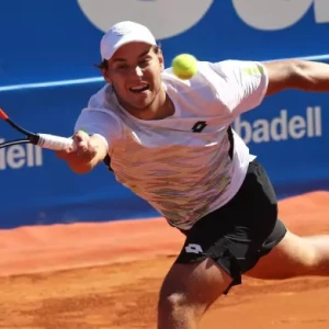 Россиянин Котов проиграл в четвертьфинале теннисного турнира на Мальорке