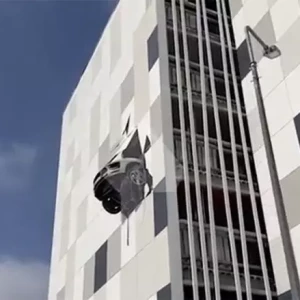 Источник: Porsche Дениса Казионова пробил стену паркинга и повис на уровне третьего этажа