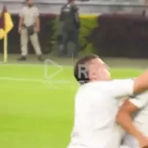 В Колумбии болельщик напал на игрока. Футболист ответил, матч приостановили