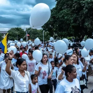 Сотни людей собираются требовать освобождения отца Луиса Диаса в родном городе звезды "Ливерпуля" в Колумбии.