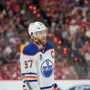 Коннор Макдэвид из "Ойлерз" поражает впечатляющей летней свадьбой с Лорен Кайл