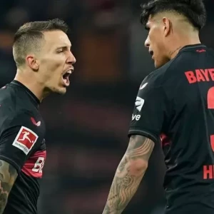 Бавария Мюнхен проигрывает Байеру Леверкузену со счетом 0-3: команда Хаби Алонсо уходит в лидеры Бундеслиги с отрывом в пять очков.