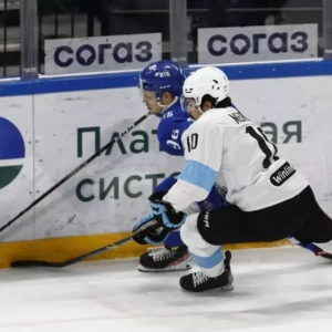 В матче «Динамо» Мн — «Автомобилист» хоккеисты получили обоюдное удаление за подножку