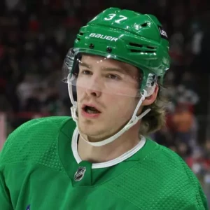 Андрей Свечников достиг десятой шайбы в текущем сезоне НХЛ в игре против команды "Анахайм".