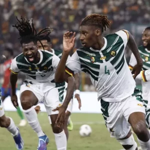 Камерун вырывается победителем в матче против Гамбии на Кубке АФКОН, названном "лучшим матчем в истории футбола"