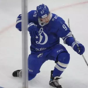 Никита Гусев сравнялся с рекордом Сергея Мозякина по набранным очкам в регулярном чемпионате КХЛ.
