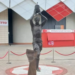 На стадионе «Спартака» состоялось открытие памятника Игорю Нетто. Мероприятие посетил Федун