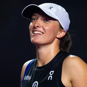 Швентек победила Гауфф на финальном турнире WTA, Жабер одолела Вондроушову.