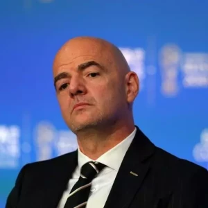 Глава ФИФА поддержал предложение о присуждении автоматического поражения команде, если ее болельщики проявили расистское поведение.
