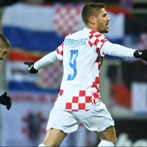Победа Хорватии над сборной Латвии на выезде была достигнута благодаря голам Майера и Крамарича.