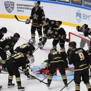Победа "Адмирала" над "Амуром" в матче КХЛ, решившаяся в серии буллитов, в видеообзоре.