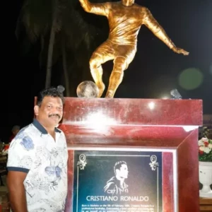 В Индии установили статую Роналду
