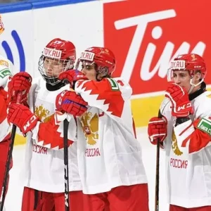 Молодежные сборные России и Чехии по хоккею сняты с рейса в Калгари из-за неподобающего поведения — СМИ