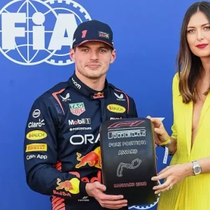 Шарапова вручила Ферстаппену приз за победу в квалификации Гран-при Монако Формулы-1