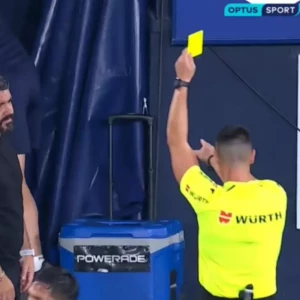 Игрок «Валенсии» получил красную карточку, находясь на скамейке