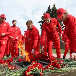 Сборная России по хоккею возложила цветы к мемориалу «Вечный огонь» в честь 9 Мая